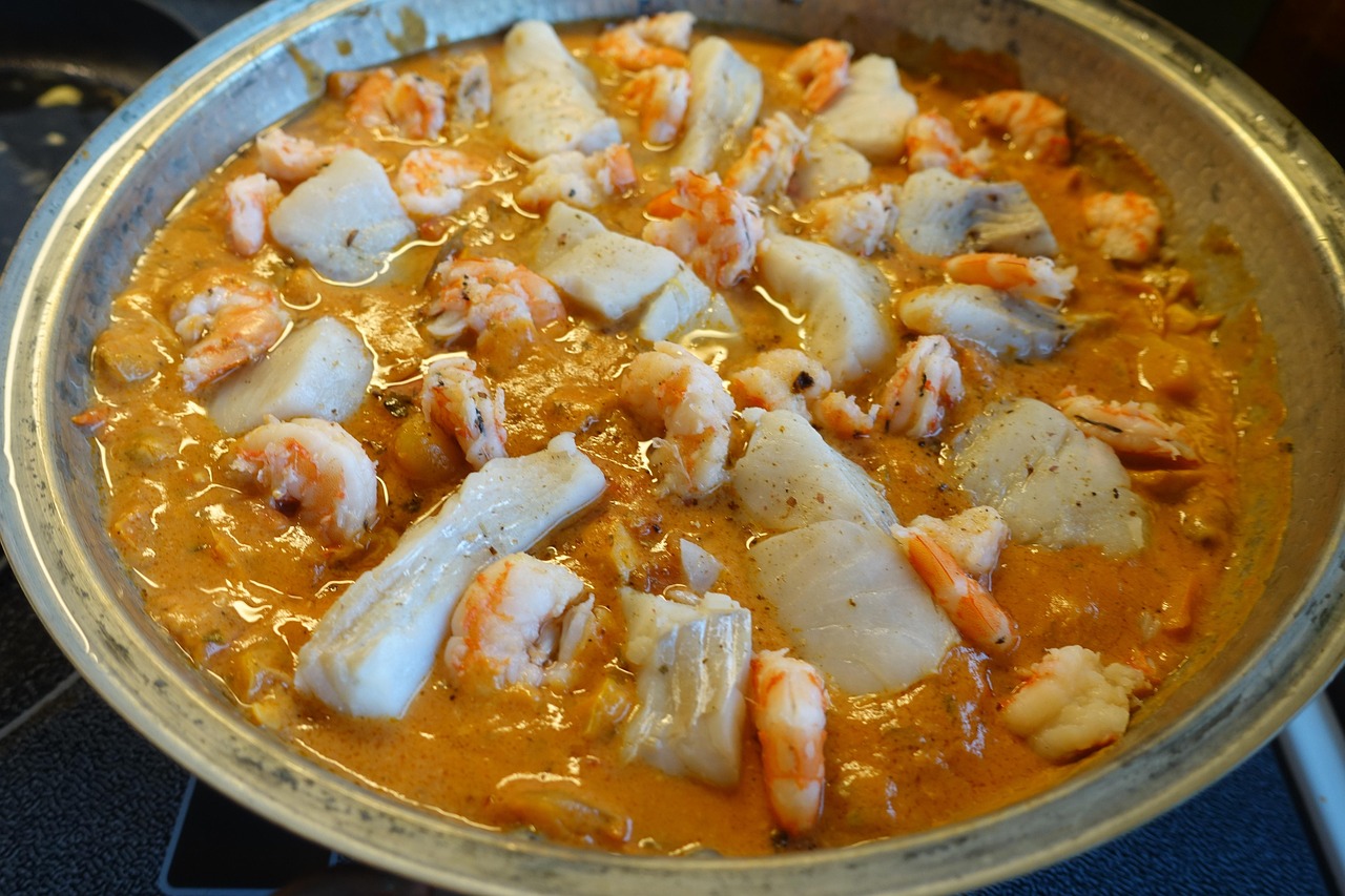 découvrez la cataplana, un plat traditionnel portugais savoureux à base de fruits de mer, cuit dans un récipient en cuivre typique. recette facile, saveurs authentiques et voyage culinaire garanti !