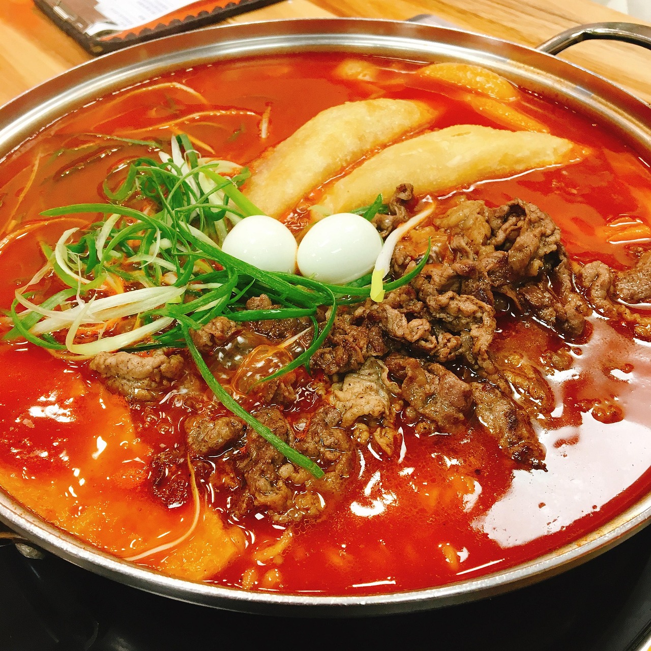 découvrez le tteokbokki, un plat coréen emblématique à base de gâteaux de riz tendres mijotés dans une sauce épicée et savoureuse. parfait pour les amateurs de cuisine asiatique et de saveurs authentiques !