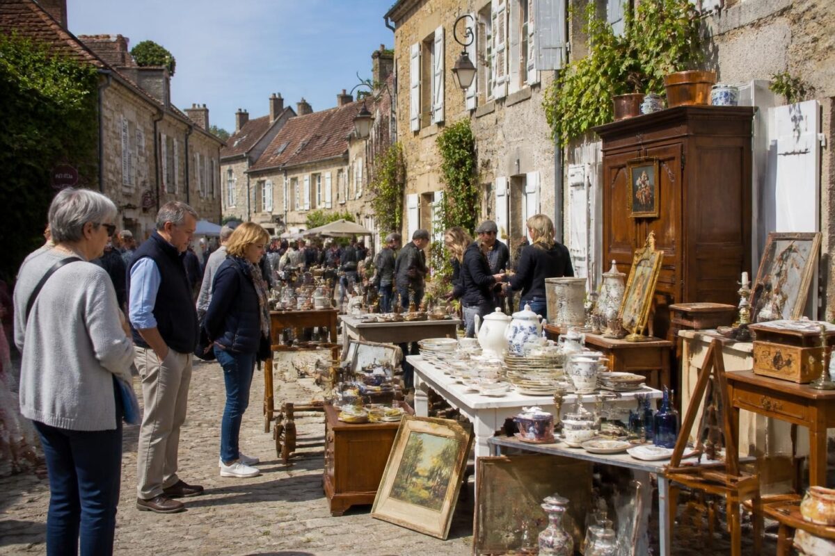 découvrez le circuit chineur du week-end avec les meilleures brocantes des yvelines (78) pour dénicher des trésors uniques et profiter d'une balade conviviale.